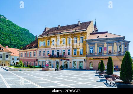 BRASOV, ROUMANIE, 6 JUILLET 2015: Council Square est le centre historique de la ville, les gens à pied et assis à des terrasses extérieures et des restaurants. Banque D'Images