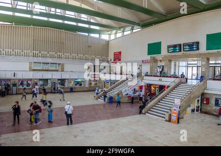 BRASOV, ROUMANIE, 9 JUILLET 2015 : vue de l'intérieur de la gare principale de brasov. Banque D'Images