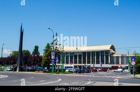 BRASOV, ROUMANIE, 9 JUILLET 2015: Vue sur la gare principale de la ville roumaine de Brasov. Banque D'Images