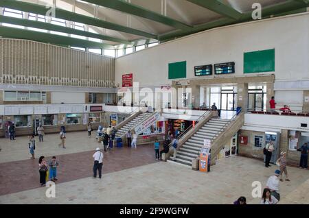 BRASOV, ROUMANIE, 9 JUILLET 2015 : vue de l'intérieur de la gare principale de brasov. Banque D'Images