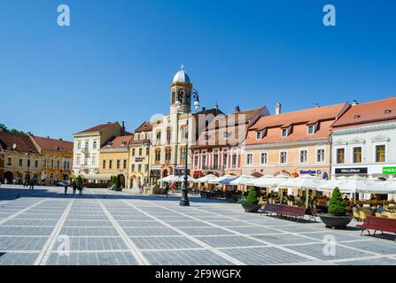 BRASOV, ROUMANIE, 6 JUILLET 2015: Council Square est le centre historique de la ville, les gens à pied et assis à des terrasses extérieures et des restaurants. Banque D'Images
