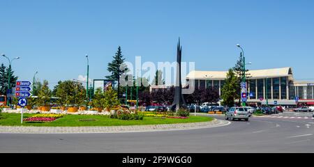 BRASOV, ROUMANIE, 9 JUILLET 2015: Vue sur la gare principale de la ville roumaine de Brasov. Banque D'Images