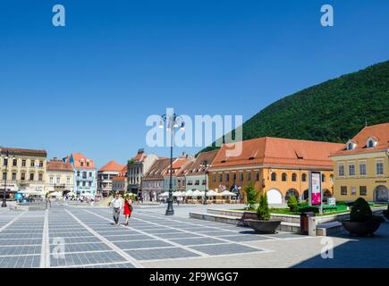 BRASOV, ROUMANIE, 6 JUILLET 2015: Council Square est le centre historique de la ville, les gens à pied et assis à des terrasses extérieures et des restaurants. Banque D'Images