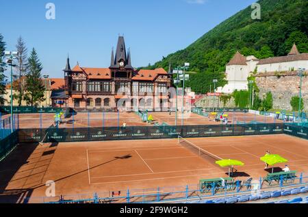 BRASOV, ROUMANIE, 9 JUILLET 2015 : vue sur le stade de tennis dans la ville roumaine de brasov. Banque D'Images