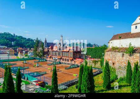 BRASOV, ROUMANIE, 9 JUILLET 2015 : vue sur le stade de tennis dans la ville roumaine de brasov. Banque D'Images