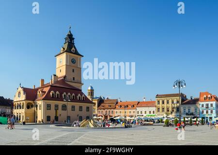 BRASOV, ROUMANIE, 6 JUILLET 2015: Council Square est le centre historique de la ville, les gens à pied et assis à des terrasses extérieures et des restaurants. Banque D'Images