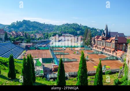 BRASOV, ROUMANIE, 9 JUILLET 2015 : vue sur le stade de tennis dans la ville roumaine de brasov. Banque D'Images