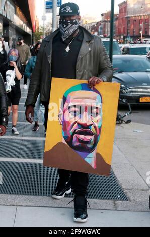 Brooklyn, New York, États-Unis. 20 avril 2021. Des manifestants et des supporters assistent à la « nuit du verdict Mars & Rally » pour célébrer le verdict de culpabilité de l'ancien policier de Minneapolis Derek Chauvin, qui a tragiquement tué George Floyd en plaçant son genou sur le cou de George Floyd, entraînant sa mort ultérieure. Mars et rallye organisés au Barclays Center Plaza le 20 avril 2021 à New York. Crédit : Mpi43/Media Punch/Alamy Live News Banque D'Images