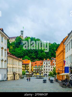 LJUBLJANA, SLOVÉNIE, 29 JUILLET 2015 : Novi trg - la place de la nouvelle ville de Ljubljana, capitale slovène, est dominée par un château situé sur une colline Banque D'Images