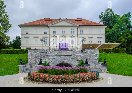 LJUBLJANA, SLOVÉNIE, 29 JUILLET 2015 : Château Tivoli et lit de fleurs dans le parc Tivoli. Le parc Tivoli est le plus grand parc de Ljubljana. Banque D'Images