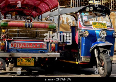Bangkok, Thaïlande. 19 avril 2021. Un tuk tuk vu garés dans la rue.Thailand célèbre dans le monde entier taxi Tuk Tuk classique. Le taxi à trois roues est un mode populaire de transport local sans compteur pour les habitants et les touristes, le tarif est négocié en fonction de la distance. Le pousse-pousse motorisé thaïlandais est un symbole de la nation. Crédit : SOPA Images Limited/Alamy Live News Banque D'Images