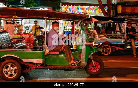 Bangkok, Thaïlande. 19 avril 2021. Un tuk tuk conduit dans la rue.Thailand célèbre dans le monde entier Tuk Tuk taxi classique. Le taxi à trois roues est un mode populaire de transport local sans compteur pour les habitants et les touristes, le tarif est négocié en fonction de la distance. Le pousse-pousse motorisé thaïlandais est un symbole de la nation. Crédit : SOPA Images Limited/Alamy Live News Banque D'Images