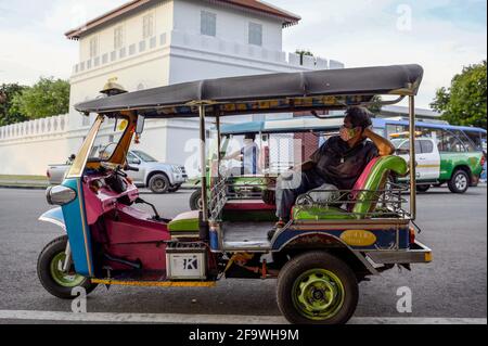 Bangkok, Thaïlande. 19 avril 2021. Un chauffeur de tuk tuk thaïlandais attend les clients dans la rue.le célèbre taxi Tuk Tuk classique thaïlandais. Le taxi à trois roues est un mode populaire de transport local sans compteur pour les habitants et les touristes, le tarif est négocié en fonction de la distance. Le pousse-pousse motorisé thaïlandais est un symbole de la nation. (Photo de Paul Lakatos/SOPA Images/Sipa USA) crédit: SIPA USA/Alay Live News Banque D'Images
