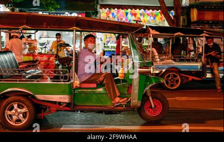 Bangkok, Thaïlande. 19 avril 2021. Un tuk tuk conduit dans la rue.Thailand célèbre dans le monde entier Tuk Tuk taxi classique. Le taxi à trois roues est un mode populaire de transport local sans compteur pour les habitants et les touristes, le tarif est négocié en fonction de la distance. Le pousse-pousse motorisé thaïlandais est un symbole de la nation. (Photo de Paul Lakatos/SOPA Images/Sipa USA) crédit: SIPA USA/Alay Live News Banque D'Images