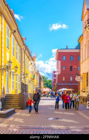 RIGA, LETTONIE, 15 AOÛT 2016 : les gens marchent dans une rue colorée de la vieille ville de riga, lettonie. Banque D'Images