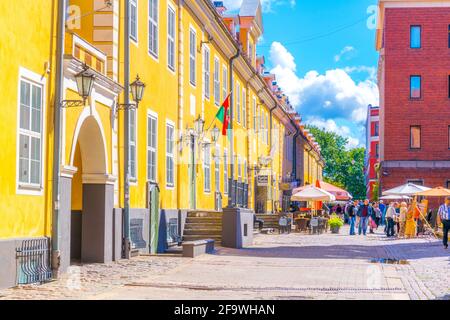 RIGA, LETTONIE, 15 AOÛT 2016 : les gens marchent dans une rue colorée de la vieille ville de riga, lettonie. Banque D'Images