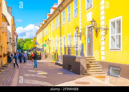 RIGA, LETTONIE, 15 AOÛT 2016 : les gens marchent dans une rue colorée de la vieille ville de riga, lettonie. Banque D'Images