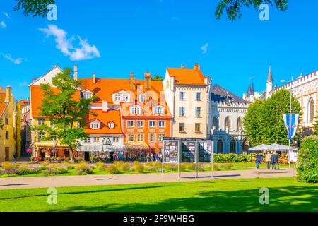 RIGA, LETTONIE, 15 AOÛT 2016 : vue sur un restaurant dans la vieille ville de Riga, Lettonie. Banque D'Images