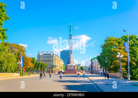 RIGA, LETTONIE, 15 AOÛT 2016 : les gens marchent à côté du monument de la liberté à Riga, Lettonie. Banque D'Images