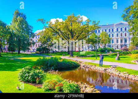 RIGA, LETTONIE, 15 AOÛT 2016 : les gens marchent dans le parc Bastelkajna de Riga, Lettonie. Banque D'Images