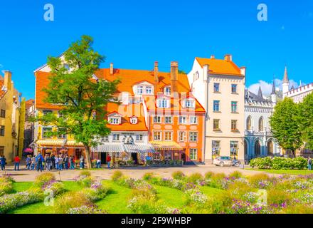 RIGA, LETTONIE, 15 AOÛT 2016 : vue sur un restaurant dans la vieille ville de Riga, Lettonie. Banque D'Images