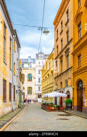 RIGA, LETTONIE, 15 AOÛT 2016 : les gens marchent dans une rue colorée de la vieille ville de riga, lettonie. Banque D'Images