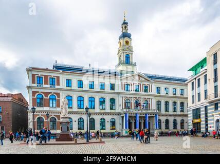 RIGA, LETTONIE, 15 AOÛT 2016 : les gens marchent devant la mairie de la capitale lettone Riga, Lettonie. Banque D'Images