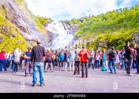 BERGEN, NORVÈGE, 23 AOÛT 2016: Les gens regardent la chute d'eau de Kjossossen depuis le chemin de fer de la Norvège. Banque D'Images