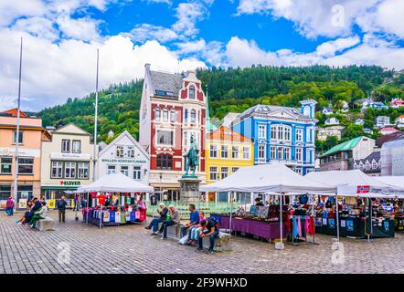 BERGEN, NORVÈGE, 22 AOÛT 2016 : vue sur un marché dans le centre-ville de la ville norvégienne Bergen. Banque D'Images