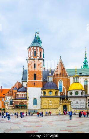 CRACOVIE, POLOGNE, 11 AOÛT 2016 : les gens marchent dans la cour du château de Wawel à Cracovie/Cracovie, Pologne. Banque D'Images