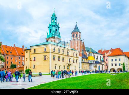 CRACOVIE, POLOGNE, 11 AOÛT 2016 : les gens marchent dans les jardins du château de Wawel à Cracovie/Cracovie, Pologne. Banque D'Images