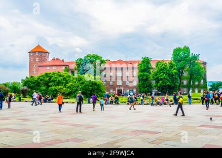 CRACOVIE, POLOGNE, 11 AOÛT 2016 : les gens marchent dans la cour du château de Wawel à Cracovie/Cracovie, Pologne. Banque D'Images
