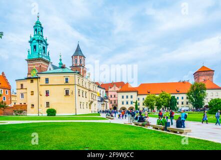 CRACOVIE, POLOGNE, 11 AOÛT 2016 : les gens marchent dans les jardins du château de Wawel à Cracovie/Cracovie, Pologne. Banque D'Images
