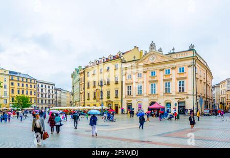CRACOVIE, POLOGNE, 11 AOÛT 2016 : vue sur la place rynek glowny dans la ville polonaise de Cracovie/Cracovie. Banque D'Images