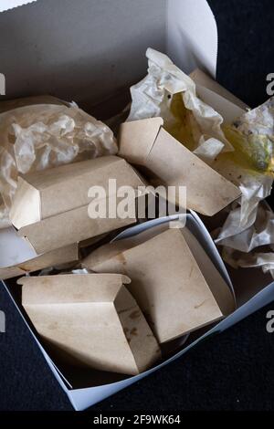 Une pile de paquets d'aliments jetables à emporter. Augmentation des déchets et des déchets provenant des services de livraison de nourriture pendant la période pandémique Covid 19. Banque D'Images
