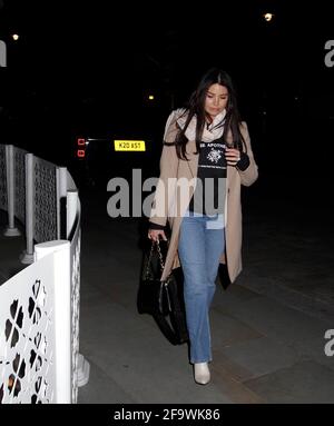 Jess wright était à l'hôtel connaught pour prendre un verre avec des amis et elle montrait son anneau . Elle était très heureuse et elle rendit à la maison vers dix heures.de plus, au connaught, certains ont eu un peu de livraison du restaurant Scott que le portier y a pris.beaucoup de fans de jess sur des vélos ils sont allés au connaught et ils ont parlé à jess et elle était très heureuse voyez-les. Elle avait l'air de très belles photos 20/4/2021 blitz Banque D'Images