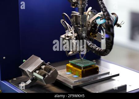 Automatic soldering machine for printed circuit boards. Selective focus. Banque D'Images