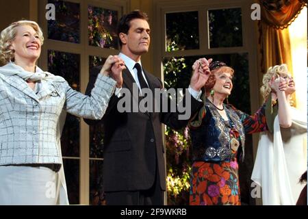 Jayne Atkinson, Rupert Everett, Angela Lansbury et Christine Ebersole se sont rendus au rideau lors de la soirée d'ouverture de « Blithe Spirit » de Noel Coward au Shubert Theatre de New York, le 15 mars 2009. Crédit photo : Henry McGee/MediaPunch Banque D'Images