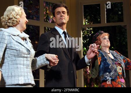 Jayne Atkinson, Rupert Everett et Angela Lansbury se sont mis à la porte-rideau lors de la soirée d'ouverture de l'esprit Blithe Spirit de Noel Coward au Shubert Theatre de New York, le 15 mars 2009. Crédit photo : Henry McGee/MediaPunch Banque D'Images