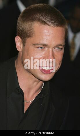 Brad Pitt arrive à la première de 'Troy' au Ziegfeld Theatre de New York le 10 mai 2004. Crédit photo : Henry McGee/MediaPunch Banque D'Images