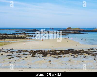 Plage de sable blanc, presqu'île Sainte Marguerite, Landéda, Nord du Finistère, Bretagne, France. Banque D'Images