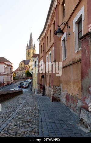 Rue dans la vieille ville de Sibiu, en Roumanie Banque D'Images