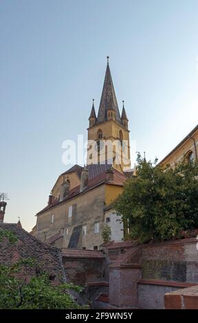 Partie de la vieille ville de Sibiu avec la cathédrale luthérienne de Saint Mary à l'arrière Banque D'Images