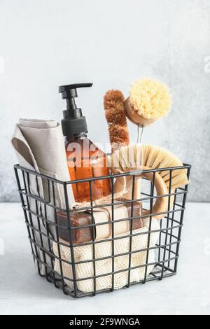 Panier en métal avec produits et outils de nettoyage naturels. Accessoires en bambou et produits naturels pour le nettoyage de la cuisine. Espace de copie - image Banque D'Images