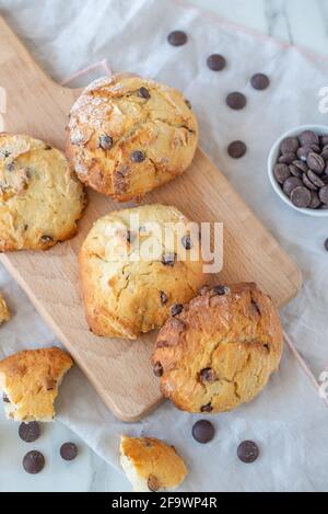 scones doux de pépites de chocolat maison sur une table Banque D'Images