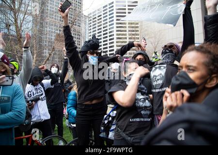 Minneapolis, Minnesota, États-Unis. 20 avril 2021. 20 avril 2021-Minneapolis, Minnesota, États-Unis : une personne applaudit peu après que le verdict de culpabilité ait été lu dans le procès de Derek Chauvin. Les résidents de Minneapolis ont célébré le verdict de culpabilité rendu par Derek Chauvin pour le meurtre de George Floyd le 25 mai 2020. Crédit : Henry Pan/ZUMA Wire/Alay Live News Banque D'Images