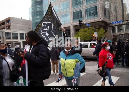 Minneapolis, Minnesota, États-Unis. 20 avril 2021. 20 avril 2021 - Minneapolis, Minnesota, États-Unis : les résidents de Minneapolis ont célébré le verdict de culpabilité de Derek Chauvin pour le meurtre de George Floyd le 25 mai 2020. Crédit : Henry Pan/ZUMA Wire/Alay Live News Banque D'Images