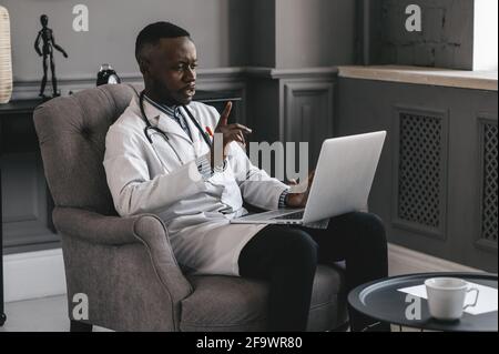 télésanté avec rendez-vous virtuel du médecin et séance de thérapie en ligne. Conférence en ligne du médecin noir Banque D'Images