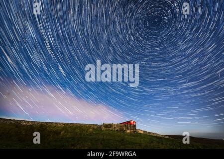 NOTE DES ÉDITEURS: Composite numérique de 50 photographies prises sur une période de 25 minutes. Photo de dossier datée du 13/08/17 de météores et de pistes étoiles pendant la douche de météores de Perseid vue de près de Hawes dans le parc national de Yorkshire Dales. Les amateurs de Skygazers pourront prendre la douche de météores de Lyrid jeudi matin, avec jusqu'à 18 météores par heure prévus pour éclairer le ciel de l'aube. Date de publication : le mercredi 21 avril 2021. Banque D'Images