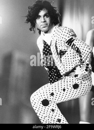 Photo du dossier datée du 17/09/88 de Prince lors de sa tournée de concert de Lovesexy. Le monde a perdu un véritable pionnier de la mode quand Prince est décédé il y a cinq ans aujourd'hui. Date de publication : le mercredi 21 avril 2021. Banque D'Images